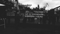 Brama Stoczni Szczecińskiej im. Adolfa Warskiego, której załoga poparła protesty robotnicze na Wybrzeżu i rozpoczęła strajk 18.08.1980. Szczecin, 25.08.1980. Fot. PAP/CAF/J. Undro