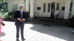 Sulejówek, 11.08.2020. Wicepremier, minister kultury Piotr Gliński zwiedza Muzeum Józefa Piłsudskiego w Sulejówku. Uroczyste otwarcie nowego budynku muzeum zaplanowano na 14 bm. Fot. PAP/T. Gzell