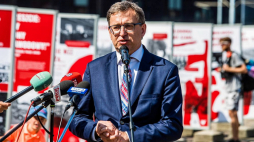 Prezes IPN Jarosław Szarek podczas otwarcia wystawy „Tu rodziła się Solidarność” na pl. Solidarności w Gdańsku. 14.08.2020. Fot. PAP/M. Gadomski