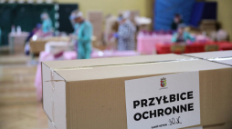 Otwock, 27.04.2020. Koronawirus w Polsce. Przyłbice ochronne montowane na terenie placówki przez pracowników szkoły numer 4 w Otwocku. PAP/L. Szymański