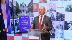 Warszawa, 21.07.2020. Wiceminister spraw zagranicznych Szymon Szynkowski vel Sęk podczas konferencji prasowej nt. promocji dwóch publikacji MSZ „Polacy Światu. Znani nieznani” oraz „Polscy Architekci na świecie”. Fot. PAP/P. Supernak