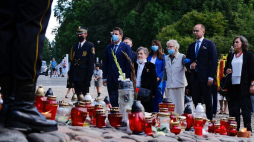 Prezydent Warszawy Rafał Trzaskowski (2L) oraz uczestniczka Powstania Wanda Traczyk-Stawska (4L) podczas uroczystości przed pomnikiem „Polegli-Niepokonani”. Warszawa, 01.08.2020. Fot. PAP/M. Marek