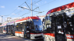 Dwa gdańskie tramwaje, którym uroczyście nadano imiona działaczki opozycyjnej w latach PRL Aliny Pienkowskej oraz działaczki społecznej Olgi Krzyżanowskiej. Fot. PAP/A. Warżawa