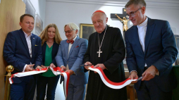 Rektor UKSW ks. prof. dr hab. Stanisław Dziekoński (P), metropolita warszawski kard. Kazimierz Nycz (2P), wiceminister nauki i szkolnictwa wyższego Wojciech Maksymowicz (C), zastępca dyrektora Narodowego Instytutu Muzealnictwa i Ochrony Zbiorów Katarzyna Zielonka-Kołtońska (2L), dyrektor Narodowego Centrum Kultury Rafał Wiśniewski (L) podczas poświęcenia odnowionej kaplicy oraz otwarcia muzeum stacjonarnego Uniwersytetu Kardynała Stefana Wyszyńskiego w Warszawie. Fot. PAP/M. Obara
