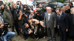 Gdańsk, 31.08.2020. Marszałek Senatu Tomasz Grodzki oraz były prezydent, jeden z założycieli i wieloletni lider NSZZ „Solidarność” Lech Wałęsa podczas symbolicznego otwarcia Bramy nr 2 Stoczni Gdańskiej. Fot. PAP/A. Warżawa