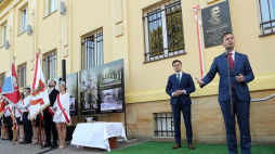 Prezes PSL Władysław Kosiniak-Kamysz (P), wicewojewoda łódzki Krzysztof Ciecióra (2P) podczas uroczystego odsłonięcia tablicy pamiątkowej Wincentego Witosa przed Starostwem Powiatowym w Rawie Mazowieckiej. Fot. PAP/R. Zawistowski