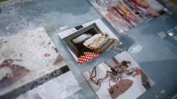 Instalacja artysty Artura Żmijewskiego i badaczki pamięci Zagłady Zofii Waślickiej-Żmijewskiej na skwerze przy Muzeum Historii Żydów Polskich POLIN w Warszawie. Fot. PAP/M. Obara