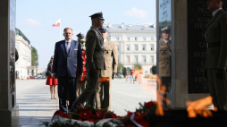 Szef Urzędu do Spraw Kombatantów i Osób Represjonowanych Jan Józef Kasprzyk (L) składa kwiaty przed Grobem Nieznanego Żołnierza podczas uroczystości 100. rocznicy bitwy niemeńskiej. Warszawa, 25.09.2020. Fot. PAP/L. Szymański