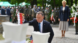 Wytyczno, 17.09.2020. Prezydent RP Andrzej Duda (L) z małżonką Agatą Kornhauser-Dudą (P) wzięli udział w obchodach 81. rocznicy sowieckiej napaści na Polskę, organizowanych przez Straż Graniczną przed Pomnikiem Ku Chwale Żołnierzy Korpusu Ochrony Pogranicza w Wytycznie. Fot. PAP/W. Jargiło