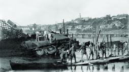Grodno, 1920 r. Zniszczony most nad Niemnem, w tle drewniany most zbudowany przez polskich saperów. Źródło: L. Gelgor/Centralne Archiwum Wojskowe WBH
