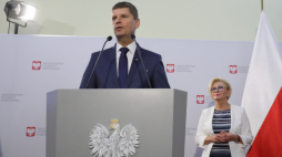  Warszawa, 23.09.2020. Minister edukacji narodowej Dariusz Piontkowski (L) i sekretarz stanu w Ministerstwie Edukacji Narodowej Marzena Machałek (P) podczas konferencji prasowej, 23 bm. w siedzibie resortu w Warszawie. Tematem konferencji ma być sprzęt komputerowy dla szkół. Fot. PAP/P. Supernak