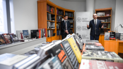 10 09 2020. Warszawa, księgarnia IPN przy ul. Postępu. Na zdj. od lewej: dr hab. Filip Musiał i dr Mateusz Szpytma, wiceprezes Instytutu Pamięci Narodowej. Źródło: IPN/S. Kasper 