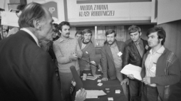 Jastrzębie-Zdrój 2-3.09.1980. Strajk w Kopalni Węgla Kamiennego Manifest Lipcowy. Negocjacje między Komisją Rządową a Prezydium Międzyzakładowego Komitetu Strajkowego. Fot. PAP/B. Różyc
