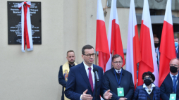 Warszawa, 30.09.2020. Premier Mateusz Morawiecki (2L) oraz prezes Instytutu Pamięci Narodowej Jarosław Szarek (3L) podczas uroczystości odsłonięcia tablicy upamiętniającej Kornela Morawieckiego oraz działaczy Solidarności Walczącej, 30 bm. w Muzeum Żołnierzy Wyklętych i Więźniów Politycznych PRL w Warszawie. Fot. PAP/R. Pietruszka