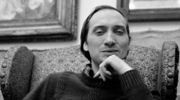 Warszawa 02.1981. Członek-założyciel Komitetu Obrony Robotników (KOR), Antoni Macierewicz w mieszkaniu Edwarda Lipińskiego. Dokładny dzień wydarzenia nieustalony. Fot. PAP/T. Michalak