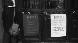 Kraków 09.1980. Plakaty na bramie Collegium Novum Uniwersytetu Jagiellońskiego przy ul. Gołębiej, zapraszające na wiec informacyjny Komitetu Założycielskiego Niezależnego Zrzeszenia Studentów (NZS) - organizacji studenckiej, która powstała 22 września w wyniku wydarzeń i strajków robotniczych z sierpnia 1980 r. Fot. PAP/J. Ochoński