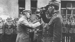 Warszawa, plac Saski, 14 września 1920 r. Naczelnik Państwa Józef Piłsudski odznacza oficerów krzyżem Virtuti Militari. Od lewej stoją: gen. Tadeusz Rozwadowski, gen. Stanisław Haller, płk Tadeusz Piskor, płk Cedric Fauntleroy – dowódca 7 Eskadry Lotniczej im. T. Kościuszki. Źródło: NAC