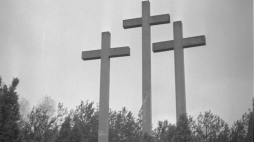Palmiry, 1969 10 29. Cmentarz w Palmirach, na którym Niemcy w okresie 1939–1941 mordowali więźniów warszawskich więzień, m.in. Pawiaka. Najwięcej ofiar spoczęło w masowych grobach w ramach tzw. Akcji Außerordentliche Befriedungsaktion (AB). Fot. PAP/B. Miedza