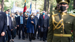 Ponary, Litwa, 23.09.2020. Wicemarszałek Sejmu RP Piotr Zgorzelski (C-P), ambasador RP na Litwie Urszula Doroszewska (C) oraz poseł Władysław Teofil Bartoszewski (C-L) podczas uroczystości w Ponarach k. Wilna, 23 bm. W latach 1941-1944 zostało tu zamordowanych około 100 tys. obywateli II Rzeczpospolitej różnych narodowości. Fot. PAP/V. Doveiko