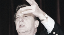 Warszawa, 17.09.1995. Brytyjski dramaturg Ronald Harwood (autor "Garderobianego") podczas konferencji prasowej w Teatrze Ateneum, gdzie wystawiono jego sztukę "Za i przeciw". ( PAP/A. Rybczyński