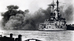 Schleswig Holstein ostrzeliwuje polskie wybrzeże. Źródło: Wikimedia Commons