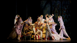 Fragment pierwszej premiery nowego sezonu, spektaklu baletowego „Korsarz”. Źródło: www.teatrwielki.pl