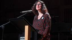 Gdańsk, 31.08.2020. Poetka Sinead Morrissey z Irlandii Północnej podczas uroczystości wręczenia nagrody Europejski Poeta Wolności w Filharmonii Bałtyckiej. Fot. PAP/M. Gadomski