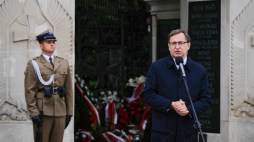 Warszawa, 02.09.2020. Prezes IPN Jarosław Szarek (P) podczas Apelu Pamięci połączonego ze składaniem wieńców przed Grobem Nieznanego Żołnierza w Warszawie, w ramach uroczystości z okazji obchodów 75. rocznicy powołania Zrzeszenia Wolność i Niezawisłość – cywilno-wojskowej organizacji konspiracyjnej. Fot. PAP/M. Marek