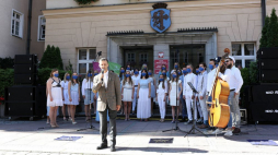 Prawnuk Mieczysława Fogga Michał Fogg (C) podczas uroczystości odsłonięcia gwiazd: Jacka Lecha – wokalisty Czerwono-Czarnych, Mieczysława Fogga, Jarosława Kukulskiego, Anny Jurksztowicz, Izabeli Trojanowskiej i Rafała Bryndala w Alei Gwiazd Polskiej Piosenki Opole. Fot. PAP/S. Mielnik