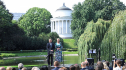 Prezydent RP Andrzej Duda z małżonką Agatą Kornhauser-Dudą zainaugurowali akcję Narodowe Czytanie „Balladyny” w Ogrodzie Saskim w Warszawie. Fot. PAP/R. Pietruszka