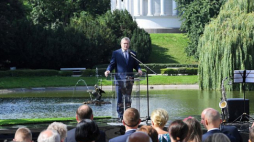 Wicepremier, minister kultury i dziedzictwa narodowego Piotr Gliński podczas inauguracji Narodowego Czytania „Balladyny” w Ogrodzie Saskim w Warszawie. Fot. PAP/R. Pietruszka