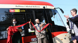 Uroczystości nadania tramwajowi imienia Balbiny i Michała Bellwonów: prezydent Gdańska Aleksandra Dulkiewicz (L), wnuk uhonorowanych Kazimierz Bellwon (C) i prawnuczka – Hanna Pietrzkiewicz. Fot. PAP/A. Warżawa