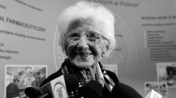 Poznań, 28.10.2011. Doktor Wanda Błeńska (nz) podczas jubileuszowej uroczystości zorganizowanej na poznańskim Uniwersytecie Medycznym. Fot. PAP/M. Zakrzewski
