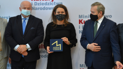 Warszawa, 29.09.2020. Wicepremier, minister kultury Piotr Gliński (P), marszałek województwa lubelskiego Jarosław Stawiarski (L) oraz dyrektor Muzeum Lubelskiego w Lublinie Katarzyna Mieczkowska (C) podczas uroczystości podpisania umowy ws. połączenia Muzeum Lubelskiego w Lublinie z Muzeum Narodowym w Lublinie. Fot. PAP/R. Pietruszka
