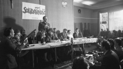 Gdańsk 10.1980. Siedziba Międzyzakładowego Komitetu Założycielskiego Niezależnego Samorządnego Związku Zawodowego (MKZ NSZZ) Solidarność Gdańsk i jednocześnie władz krajowych Związku, przy al. Grunwaldzkiej 103 we Wrzeszczu. Na zdjęciu: konferencja prasowa; przy stole, m.in. Andrzej Gwiazda (2L), Joanna Duda-Gwiazda (4L), Alina Pienkowska (6P), Wojciech Gruszecki (5P), Bogdan Lis (4P), Lech Bądkowski (3P), Anna Walentynowicz (2P). Fot. PAP/B. Różyc