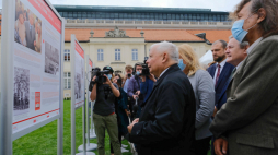 Prezes PiS Jarosław Kaczyński (L), wiceprezes Rady Ministrów, minister kultury i dziedzictwa narodowego Piotr Gliński (2P) i kuzyn Jarosława Kaczyńskiego Jan Maria Tomaszewski (P) podczas otwarcia wystawy plenerowej „Lech Kaczyński. Człowiek Solidarności”. Fot. PAP/M. Marek
