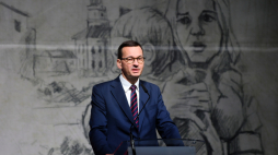 Wieluń, 01.09.2020. Premier Mateusz Morawiecki przemawia podczas uroczystych obchodów 81. rocznicy wybuchu II Wojny Światowej w Wieluniu. Fot. PAP/G. Michałowski
