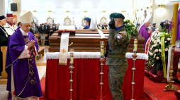 Lubaczów, 08.09.2020. Metropolita lwowski ks. abp Mieczysław Mokrzycki (L) podczas mszy żałobnej w intencji ks. kard. Mariana Jaworskiego w konkatedrze w Lubaczowie. Fot. PAP/D. Delmanowicz 