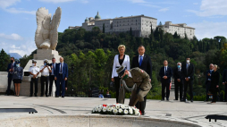 Prezydent RP Andrzej Duda (C-P) oraz pierwsza dama Agata Kornhauser-Duda (C-L) podczas uroczystości upamiętniającej poległych polskich żołnierzy na Polskim Cmentarzu Wojennym na Monte Cassino. 24.09.2020. Fot. PAP/P. Nowak