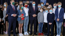 Żyrardów, 01.09.2020. Premier Mateusz Morawiecki i wiceminister aktywów państwowych Maciej Małecki  na inauguracji roku szkolnego 2020/2021 w szkole podstawowej nr 1 im. Filipa de Girarda w Żyrardowie. PAP/.T Gzell