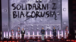 Premier Mateusz Morawiecki (2P) podczas koncertu „Solidarni z Białorusią” na PGE Narodowym w Warszawie. Fot. PAP/R. Pietruszka