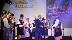 Wicepremier, minister kultury i dziedzictwa narodowego Piotr Gliński (3P) wręcza Nagrodę im. Oskara Kolberga Kapeli Ludowej „Mogilanie”. Fot. PAP/W. Olkuśnik