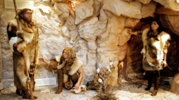 Trzy naturalnej wielkosci figury neandertalczyków, zaprezentowane na wystawie w Jaskini Raj 6.09.2002 r. Fot. PAP/P. Polak