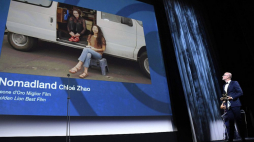 „Nomadland” w reż. Chloe Zhao otrzymał Złotego Lwa na 77. Międzynarodowym Festiwalu Filmowym w Wenecji.. Fot. PAP/EPA