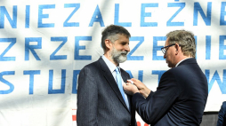 Prezes IPN Jarosław Szarek (P) i odznaczony Krzyżem Wolności i Solidarności Dariusz Walusiak. Kraków, 18.09.2020. Fot. PAP/J. Bednarczyk