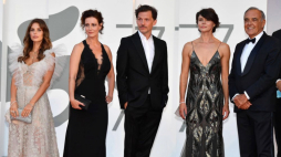 Od lewej: Weronika Rosati, Maja Ostaszewska, Michał Englert, Małgorzata Szumowska i dyrektor 77. festiwalu w Wenecji Alberto Barbera podczas prezentacji filmu „Śniegu już nigdy nie będzie” w konkursie głównym festiwalu. Fot. PAP/EPA: E. Ferrari