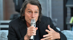 Warszawa, 22.09.2020. Reżyser teatralny Krzysztof Warlikowski podczas konferencji prasowej nt. Festiwalu Nowa Europa. Festiwal ma prezentować europejskie osiągnięcia teatralne. Będzie trwał od września do grudnia br. Fot. PAP/R. Pietruszka