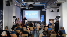 Prezes IPN Jarosław Szarek (C-L) podczas uroczystego otwarcia Centrum Edukacyjnego IPN „Przystanek Historia” w Poznaniu. Fot. PAP/J. Kaczmarczyk