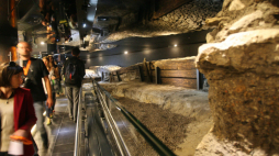 Kraków, 24.09.2010. Wystawę "Śladami europejskiej tożsamości Krakowa" otwarto w podziemiach Rynku Głównego w Krakowie. PAP/J. Bednarczyk