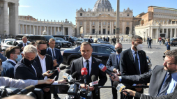 Prezydent RP Andrzej Duda (C) podczas konferencji prasowej przed Bazyliką św. Piotra w Watykanie po spotkaniu z papieżem Franciszkiem. 25.09.2020. Fot. PAP/P. Nowak